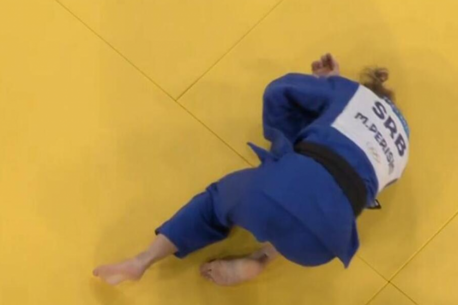 SUZE SRPKINJE OBIŠLE ČITAV SVET Bolan trenutak koji je zabrinuo sve: Marica se uhvatila za ruku, a onda pala na zemlju (FOTO)