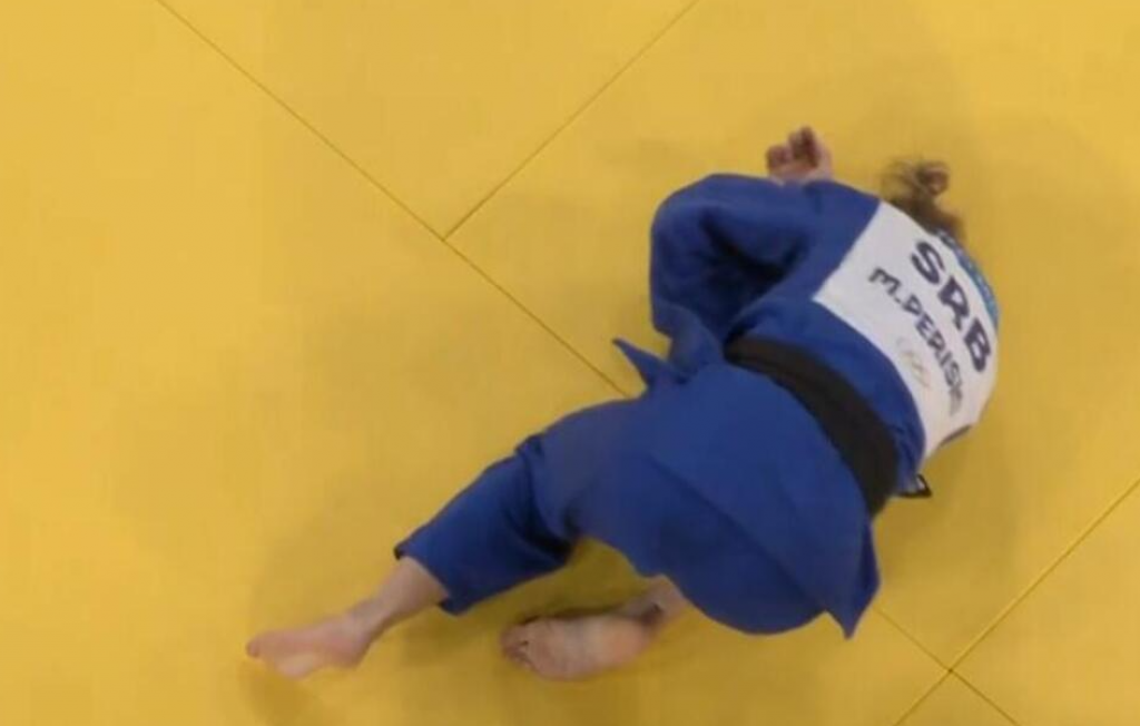 SUZE SRPKINJE OBIŠLE ČITAV SVET Bolan trenutak koji je zabrinuo sve: Marica se uhvatila za ruku, a onda pala na zemlju (FOTO)