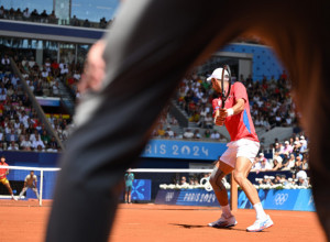 POTPUNI DELIRIJUM Pravi haos na tribinama je nastao kada je Novak osvojio prvi set (VIDEO)