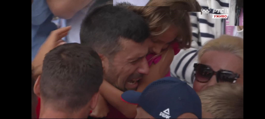 NOVAK NIKADA OVAKO NIJE PLAKAO Pao je na zemlju i počeo da drhti, pa otišao kod porodice (VIDEO)