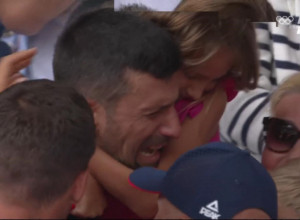 NOVAK NIKADA OVAKO NIJE PLAKAO Pao je na zemlju i počeo da drhti, pa otišao kod porodice (VIDEO)