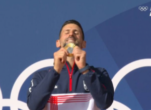 TRENUTAK SU NOVAK I SRBIJA ČEKALI Ovo je za večnost: Evo kako je Đokoviću uručena zlatna medalja