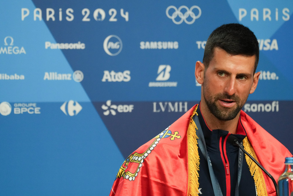 LUDNICA U OLIMPIJSKOM SELU Đoković zaigrao kolo i bacio sve u TRANS (VIDEO)
