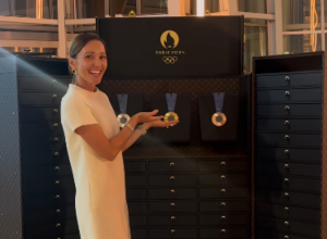 JELENA POKAZALA SVIMA NOVAKOVO ZLATO Đokovićeva supruga objavila video snimak, pa nasmejala i oduševila sve prikazom istorijskog trofeja (VIDEO)