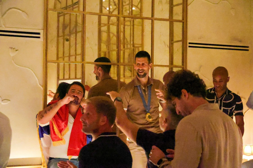 NOLE SE OKITIO ZLATOM, PA OTIŠAO NA ČUVENO MESTO Đoković slavio istorijsku titulu do kasnih sati, jedan detalj svima privukao pažnju (VIDEO)