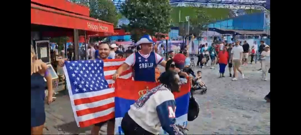 LUDNICA PRED SPEKTAKL Srbi i Amerikanci zajedno navijaju u Parizu, šou može da počne (VIDEO)