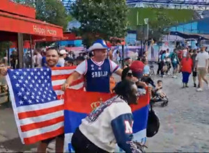 LUDNICA PRED SPEKTAKL Srbi i Amerikanci zajedno navijaju u Parizu, šou može da počne (VIDEO)