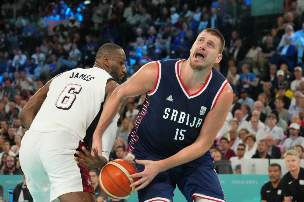 DOK SU NAŠI PROLAZILI Lebron okupio ekipu na centru i psovao kao kočijaš