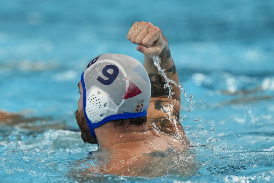 PRVA FOTKA SA ĆERKOM Zlatni vaterpolista Nemanja Vico drži u naručju naslednicu (FOTO)