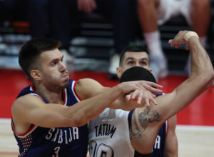 HAOS POSLE UTAKMICE SRBIJA - AMERIKA Majka košarkaša brutalno udarila na selektora