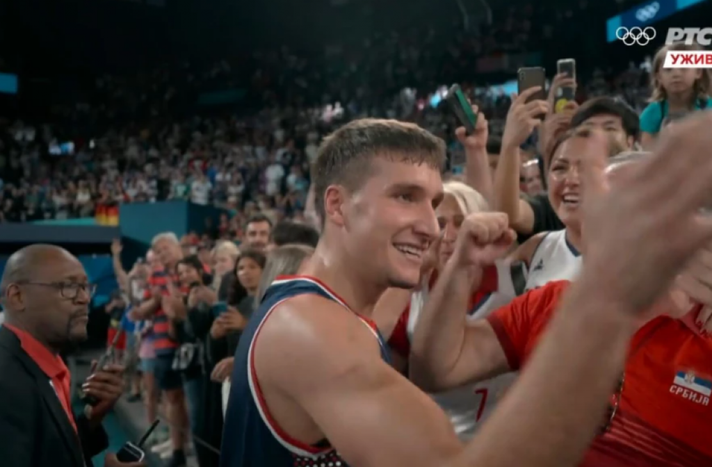 NAJLEPŠA SLIKA OLIMPIJSKIH IGARA Bogdanović u zagrljaju sestre, oca i uplakane majke slavi bronzu (FOTO)
