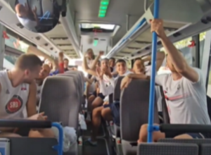 URBENESAN SNIMAK Košarkaši Srbije proslavili bronzu hit pesmom koju su posvetili selektoru Pešiću (VIDEO)