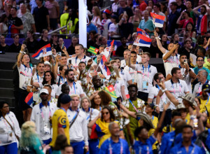 SPEKTAKL NA ZATVARANJU OI Tom Kruz sleteo na stadion i odneo zastavu u LA (FOTO)