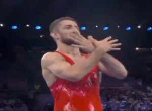 SKANDAL NA OI Rus pokazivao ALBANSKOG orla pošto je osvojio medalju (VIDEO)