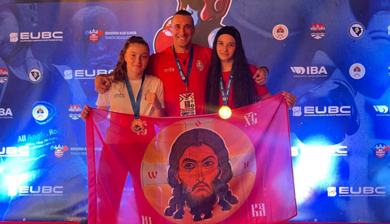 BRAVO JOVANA, BRAVO PRAVOSLAVKO Srpska bokserka osvojila srebro na Evropskom prvenstvu, pa izvadila zastavu Isusa Hrista