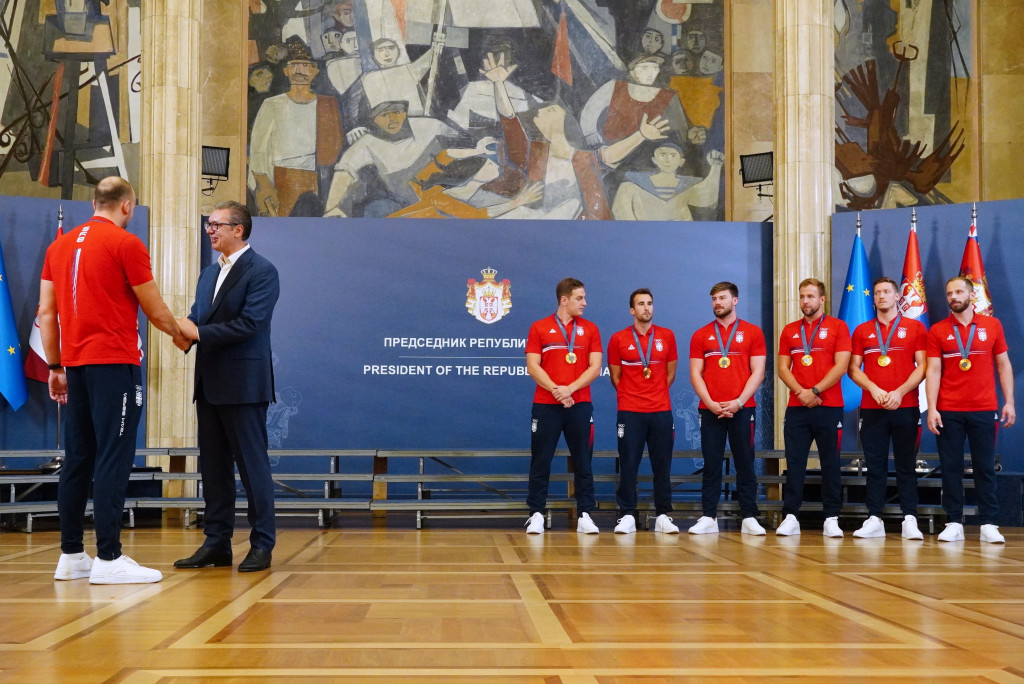 "KAPA DOLE, ZAHVALJUJUĆI VAMA SRBIJA JE NAJBOLJA" Vučić se obratio zlatnim vaterpolistima MOĆNIM REČIMA