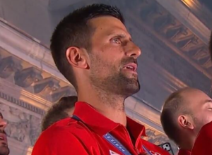 POSEBNA LUDNICA Đoković izašao na balkon, skinuo medalju, Beograd U TRANSU (VIDEO)