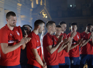 SVE SE TRESLO, BEOGRAD U DELIRIJUMU Jokić na balkonu dočekan povicima "MVP, MVP" (VIDEO)