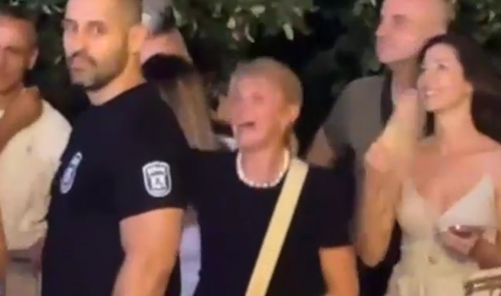 DIJANA ĐOKOVIĆ SKAČE OD SREĆE Novakova mama u transu ispratila doček na balkonu (VIDEO)