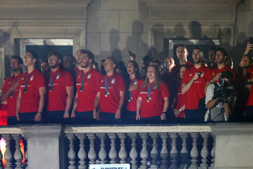 OVO JE TOTALNI HIT Zlatni srpski olimpijac posle dočeka otišao kući peške (VIDEO)
