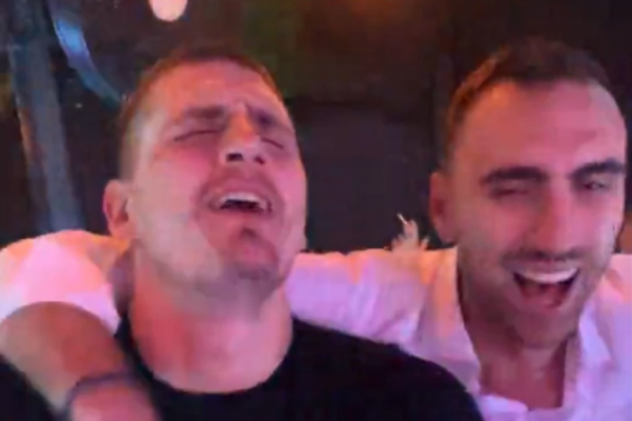 DŽOKERA JE POSEBNO POGODILA OVA PESMA Jokić se uhvatio za grudi, a Milutinov ga zagrlio, košarkaši pali u trans (VIDEO)