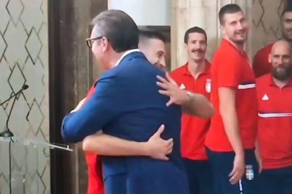 HIT SNIMAK Novi šou Alekse Avramovića: Pozdrav sa predsednikom Vučićem oduševio sve, ni Jokić nije ostao imun na to (VIDEO)
