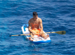 NIJEDNE DEVOJKE NA VIDIKU Tužni Alkaraz leči rane od Đokovića SAMO U MUŠKOM društvu, pogledajte paparaco sa jahte Karlitosa (FOTO)