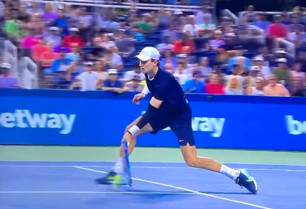 SKANDAL BEZ PRESEDANA POTRESAO TENIS Ovo je najkontroverzniji poen u istoriji belog sporta: Brutalna greška sudije i to na meč loptu! (VIDEO)
