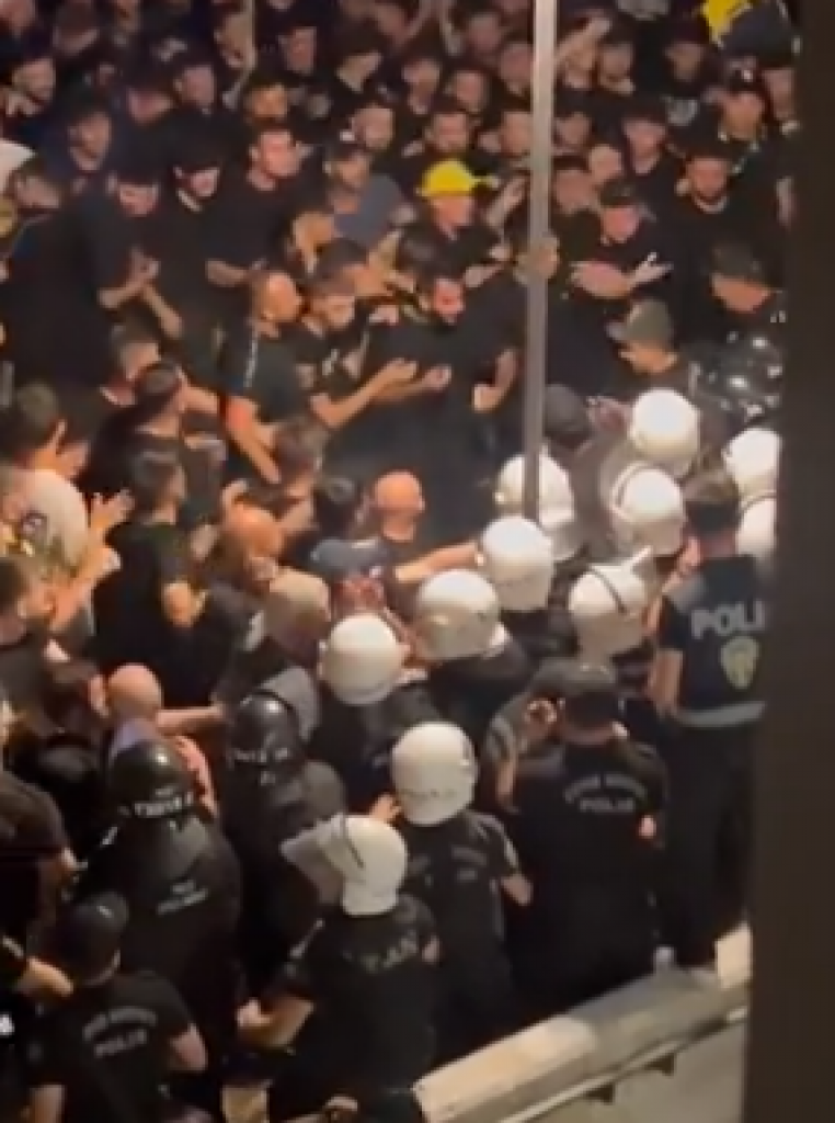 TOTALNI HAOS U TURSKOJ Brutalan napad na predsednika Fenerbahčea, opšti haos na terenu (VIDEO)