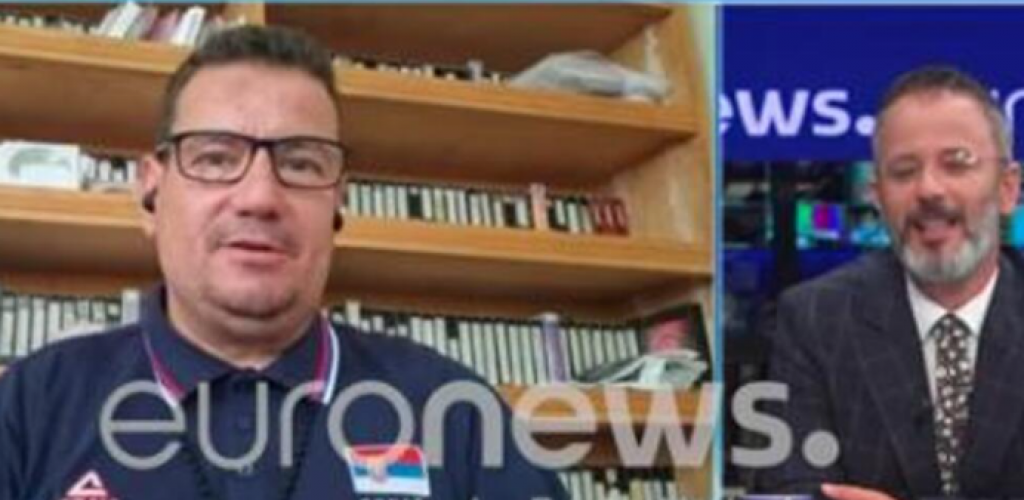 ALBANSKI NOVINAR TRPI PRETNJE SMRĆU ZBOG SRPSKE TROBOJKE Pojavio se u programu uživo u majici Srbije i izazvao totalni haos! (VIDEO)