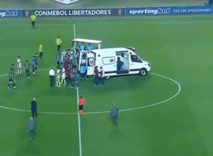 HOROR SCENA NA UTAKMICI Fudbaler se samo srušio na teren, uznemirujući snimak zaprepastio gledaoce (VIDEO)