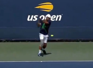 NOLE NOSIO STEZNIK NA OPERISANOM KOLENU Ovo je trenutak kada je Đoković prekinuo trening i zabrinuo sve (VIDEO)