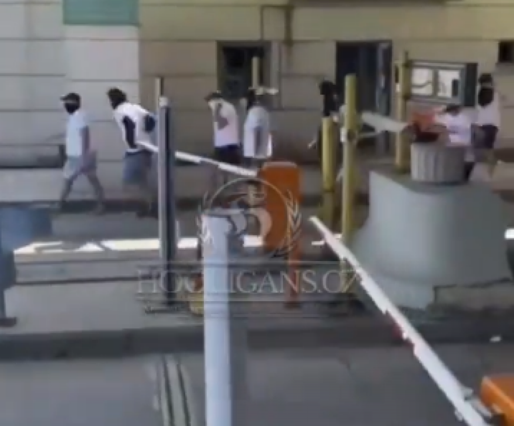 MASOVNA TUČA HRVATSKIH NAVIJAČA NA AUTO-PUTU Huligani lome naplatnu rampu, preskaču ogradu (VIDEO)