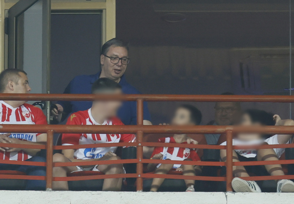 Predsednik Vučić na "Marakani" bodri Crvenu zvezdu