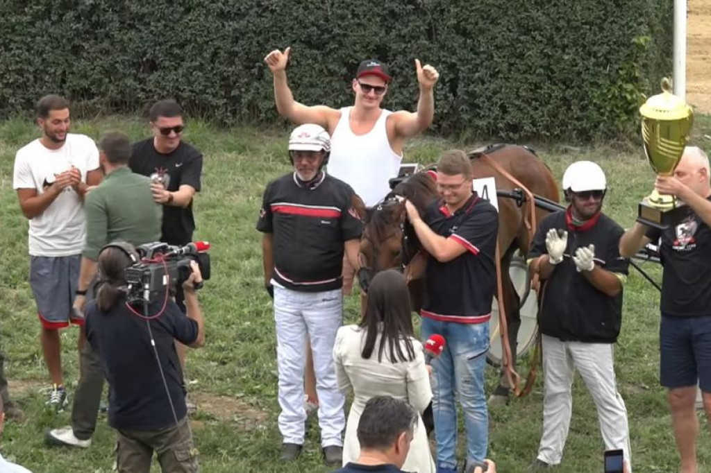 VELIKO SLAVLJE U DOMU NIKOLE JOKIĆA Osvaja trofeje čak i kada ne igra košarku