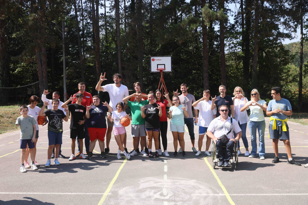 MARJANOVIĆ I KUKOLJ OBRADOVALI MALIŠANE Fondacija "Heroji Beogradskog maratona" zajedno sa Crvenim Krstom organizovali kamp za osobe sa invaliditetom
