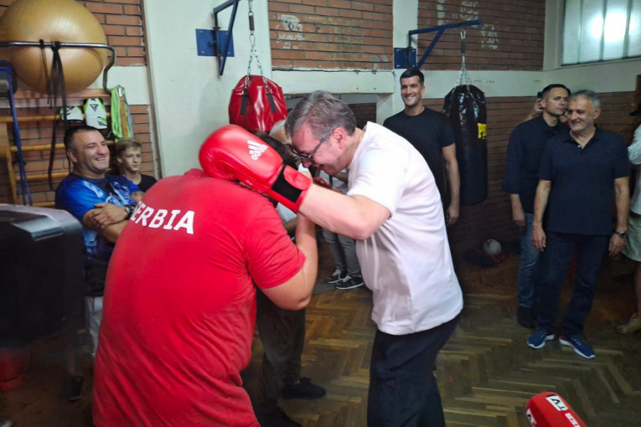 Predsednik Vučić sa mladim bokserima u Loznici