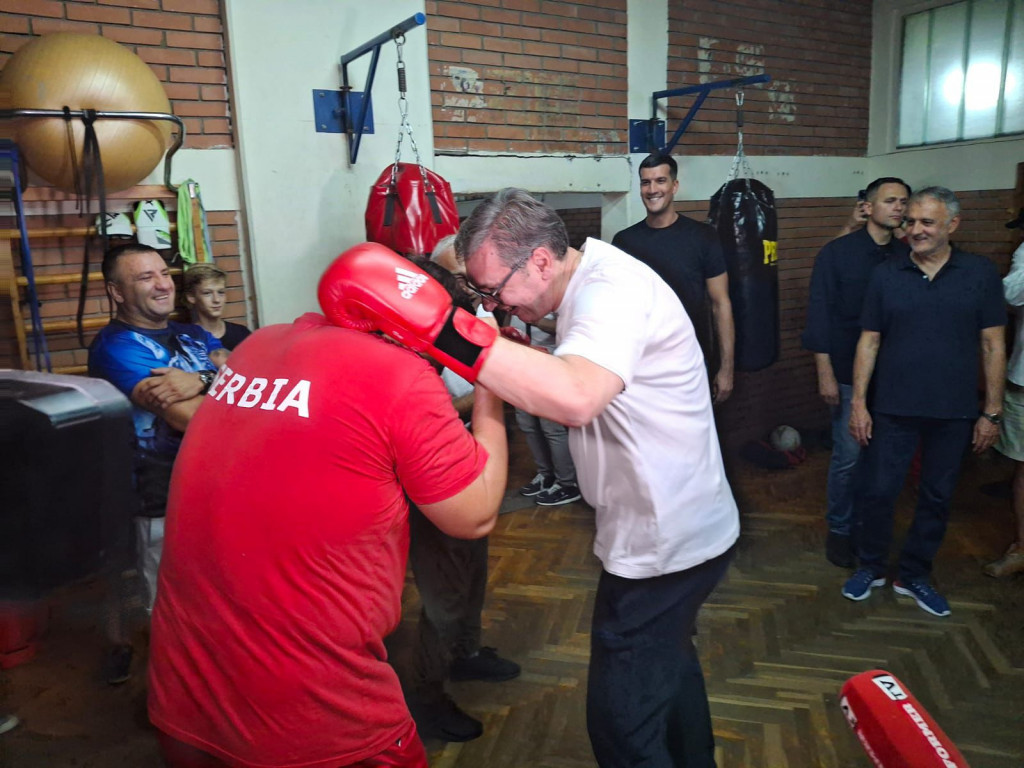 Predsednik Vučić sa mladim bokserima u Loznici