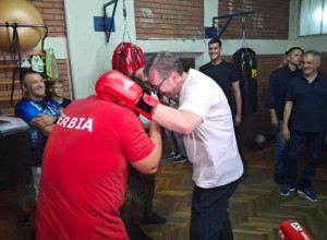 Predsednik Vučić sa mladim bokserima u Loznici