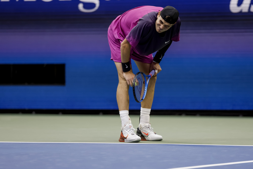 JEZIVE SCENE NA US OPENU Drejper povraćao tokom meča, završio i na kiseoniku (VIDEO)
