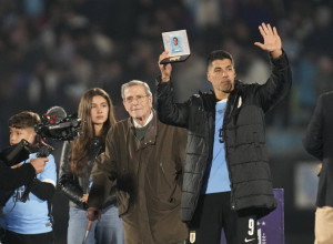 MAKAZICE OSTALE NA STATIVI Suarez se uz mnogo suza oprostio od nacionalnog dresa (VIDEO)