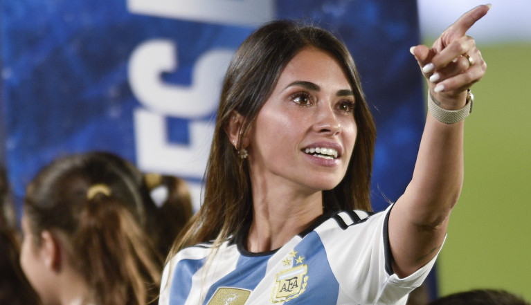KRALJICA Argentinka se pojavila na fudbalu i zapalila fanove: Najlepša mama!