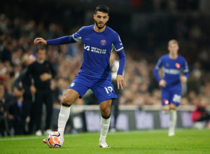 ENGLEZ POZIRAO SA ZASTAVOM TERORISTIČKE OVK Nezapamćeni skandal poznatog fudbalera, na ovo FIFA mora da reaguje (FOTO)