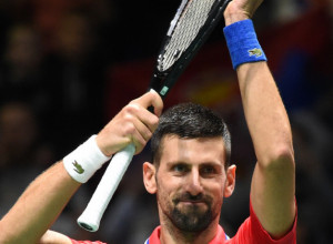 KO JE REKAO PENZIJA? Novak leti po terenu, odigrao poen koji je podigao na noge celu Kinu (VIDEO)