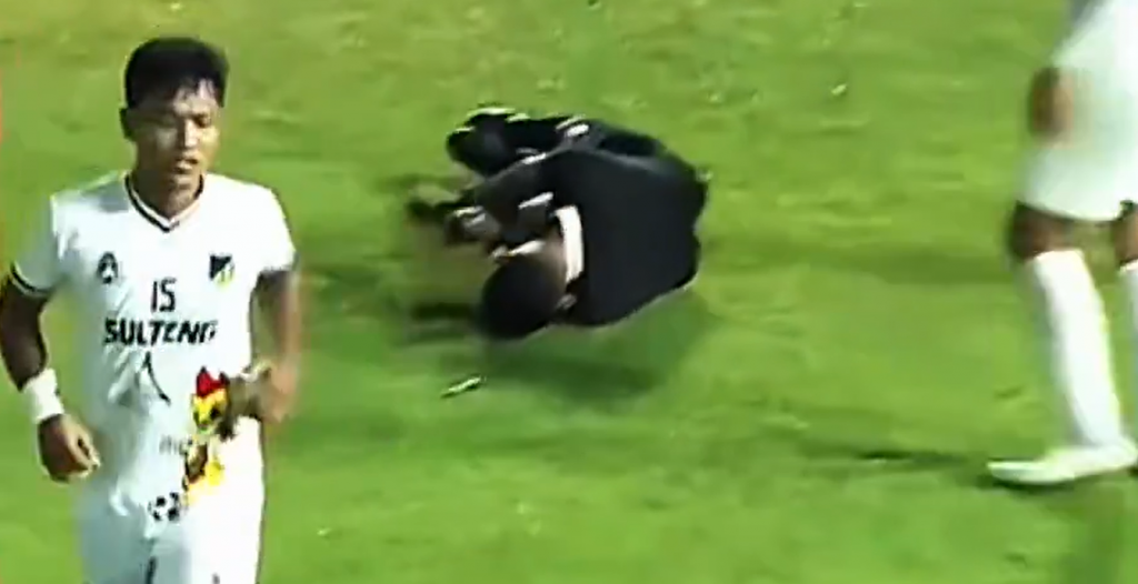 NEVIĐEN SKANDAL Planeta u šoku, fudbaler NOKAUTIRAO sudiju na utakmici, scene kakve se ne pamte (VIDEO)