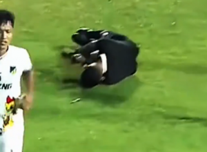NEVIĐEN SKANDAL Planeta u šoku, fudbaler NOKAUTIRAO sudiju na utakmici, scene kakve se ne pamte (VIDEO)