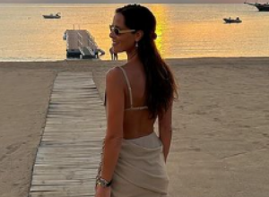 ANA IVANOVIĆ U NIKAD IZAZOVNIJEM IZDANJU Gola leđa i dubok šlic, Švajni "odlepio" (FOTO)