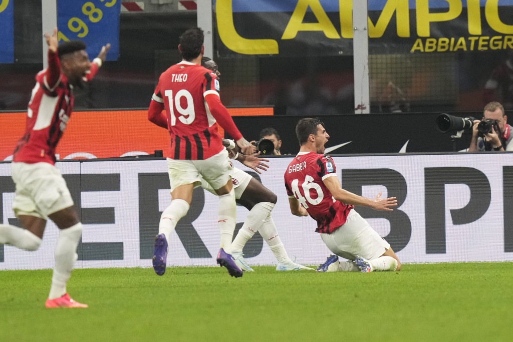DERBI "ZVEZDINIH RIVALA" Ludilo na Meaci, Milan šokirao Inter u 89. minutu