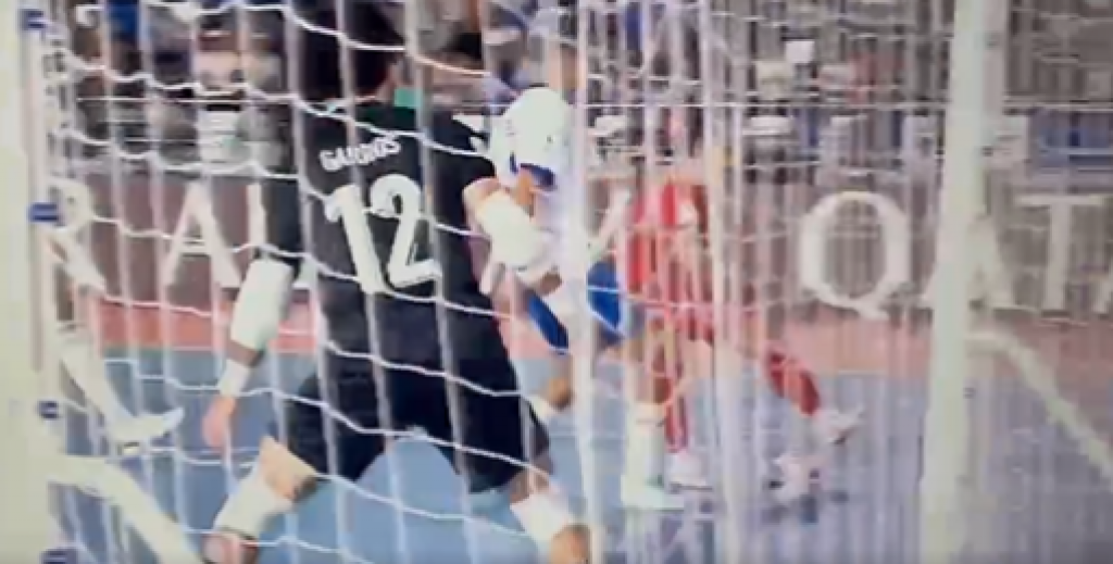 SKANDAL NA SVETSKOM PRVENSTVU Golman namerno pustio gol, evo zašto je to uradio (VIDEO)