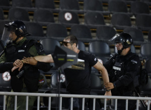 VELIKI INCIDENT U HUMSKOJ Navijač uleteo na teren tokom derbija! (VIDEO)